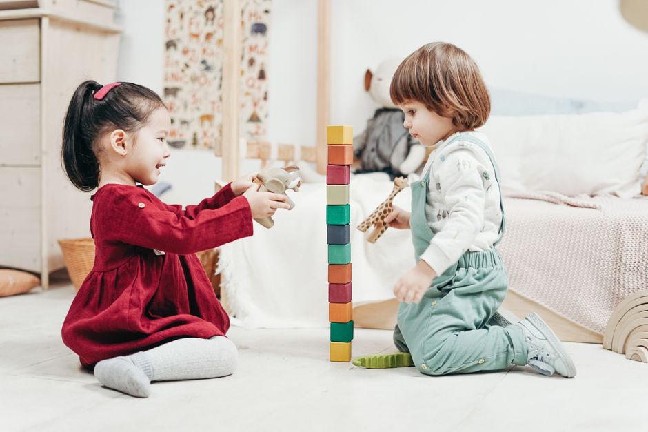 Kinderen spelen veilig in zomerse indoor speeltuin. Kinderen spelen veilig in zomerse indoor speeltuin.