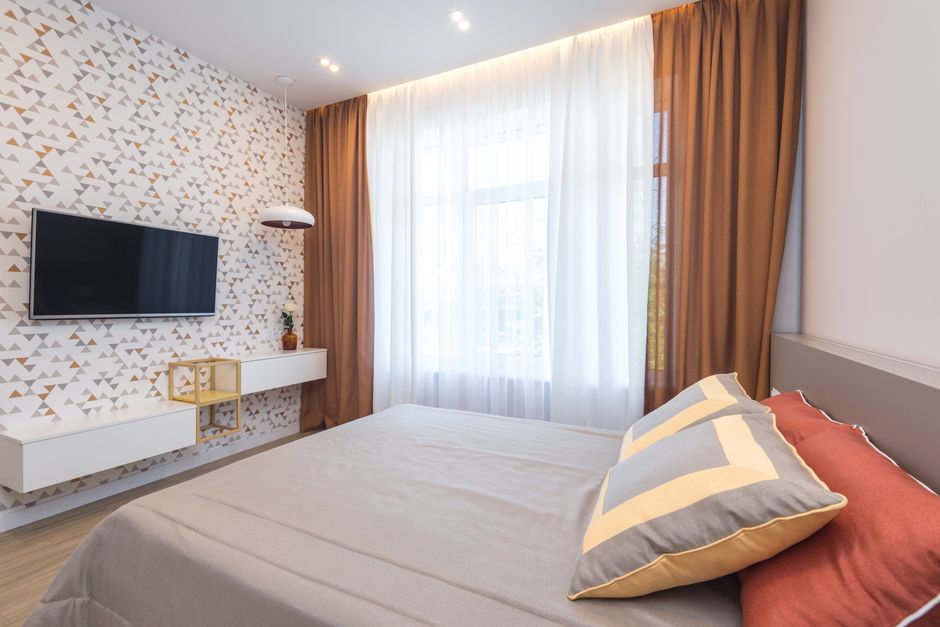 Sfeervolle slaapkamer met warme, dikke herfstgordijnen. Sfeervolle slaapkamer met warme, dikke herfstgordijnen.