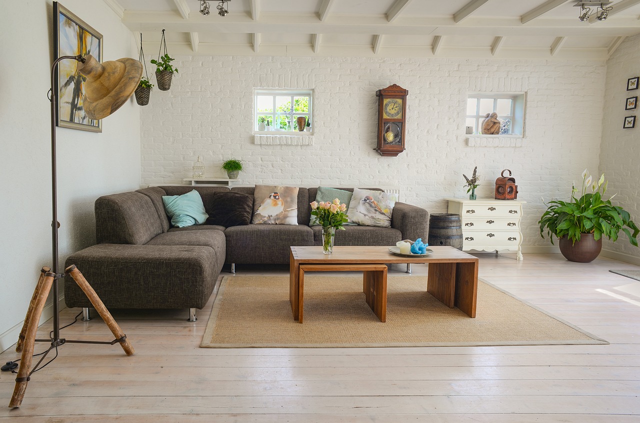 Luxe badkamer met romantische kunst aan de muur. Luxe badkamer met romantische kunst aan de muur.