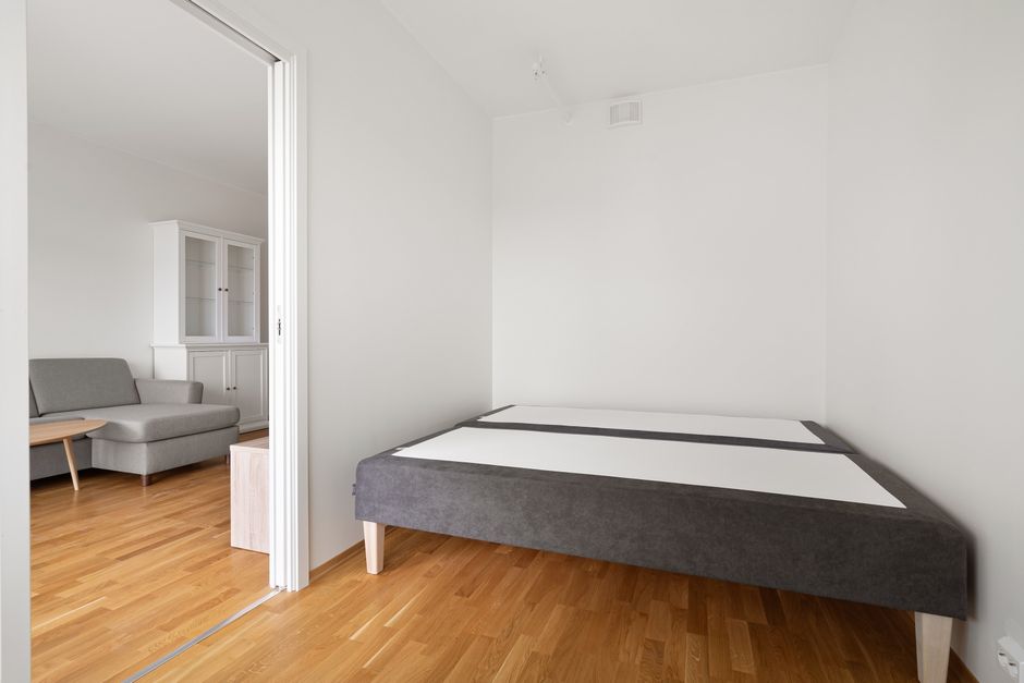 Slaapkamer met verhoogd voeteneinde voor betere slaap.