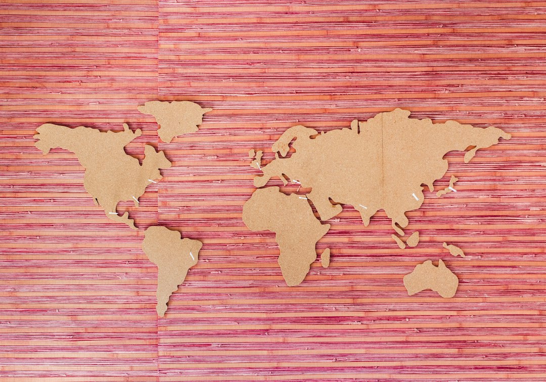 Tactiele wereldkaart met rijke texturen aan de muur. Tactiele wereldkaart met rijke texturen aan de muur.