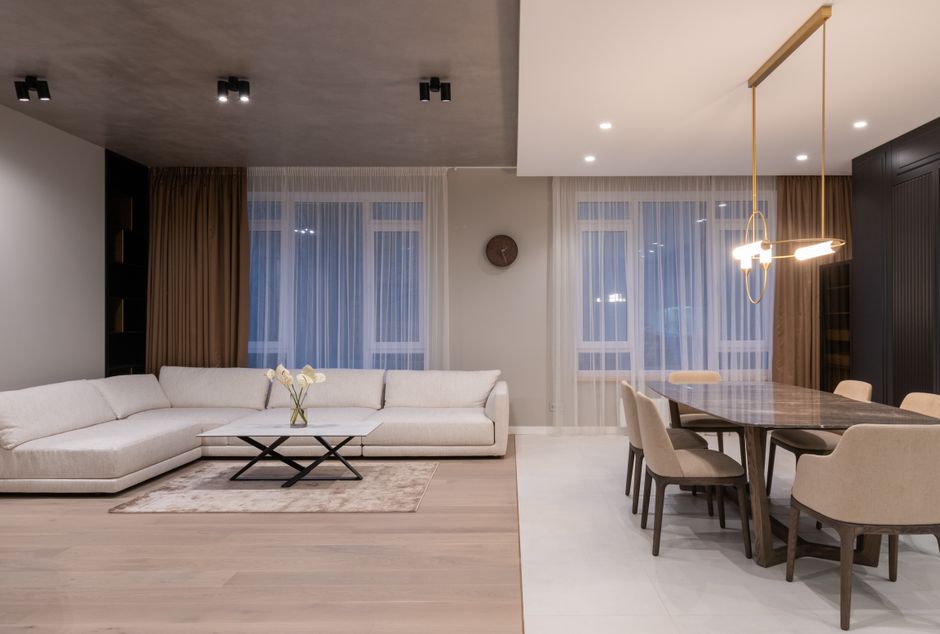 Gezellige woonkamer met warme tinten en sfeerverlichting.